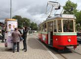Přijíždí historická tramvaj, která  do ulic Brna p...